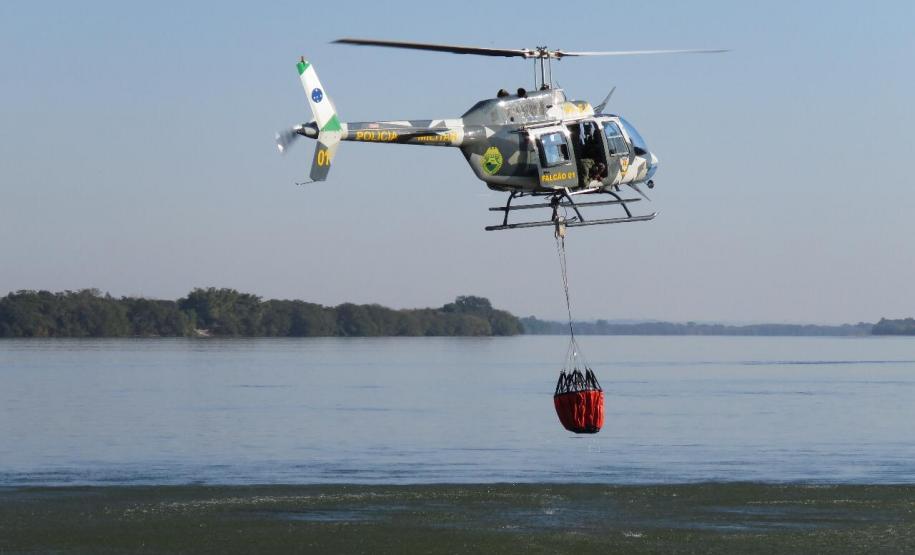 Helicópteros do BPMOA prestam apoio no combate ao incêndio do Parque Nacional de Ilha Grande, no Oeste do Paraná