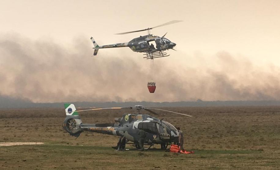 Helicópteros do BPMOA prestam apoio no combate ao incêndio do Parque Nacional de Ilha Grande, no Oeste do Paraná