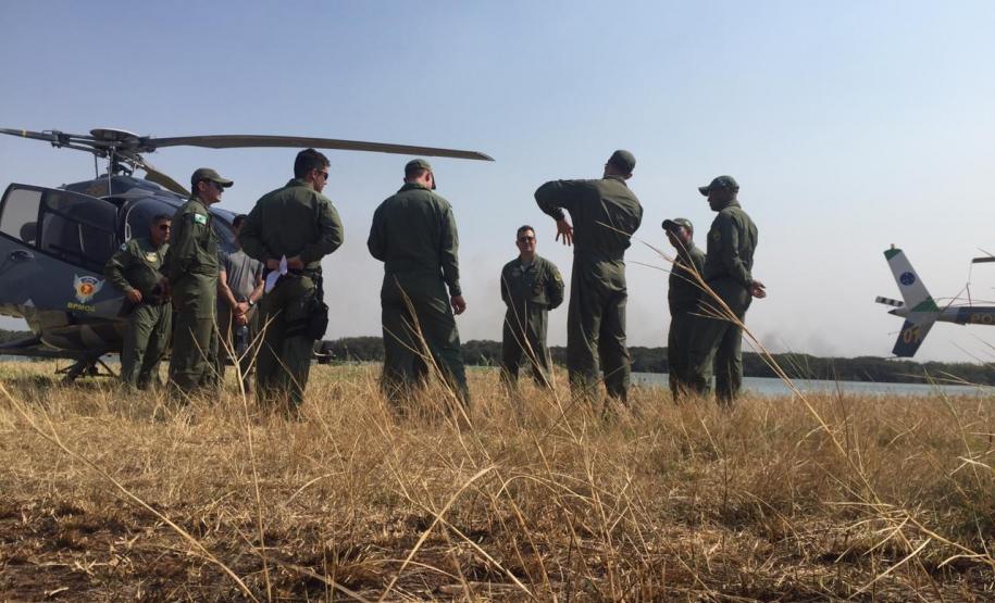 Helicópteros do BPMOA prestam apoio no combate ao incêndio do Parque Nacional de Ilha Grande, no Oeste do Paraná