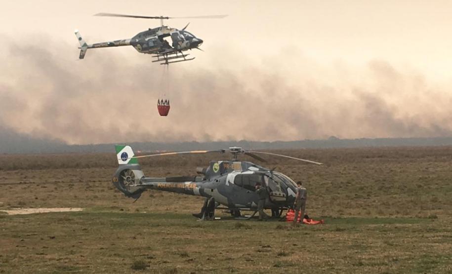 Helicópteros do BPMOA prestam apoio no combate ao incêndio do Parque Nacional de Ilha Grande, no Oeste do Paraná
