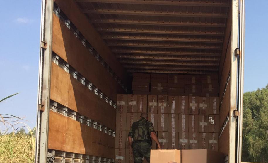 BPAmb-FV apreende cerca de mil caixas de cigarros contrabandeados em Umuarama (PR)