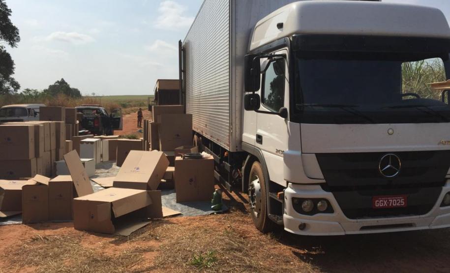 BPAmb-FV apreende cerca de mil caixas de cigarros contrabandeados em Umuarama (PR)