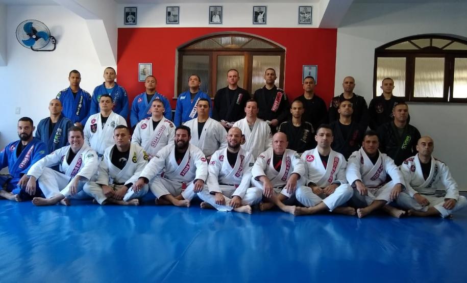 Rone inaugura tatame para estimular a prática de artes marciais em Curitiba (PR)