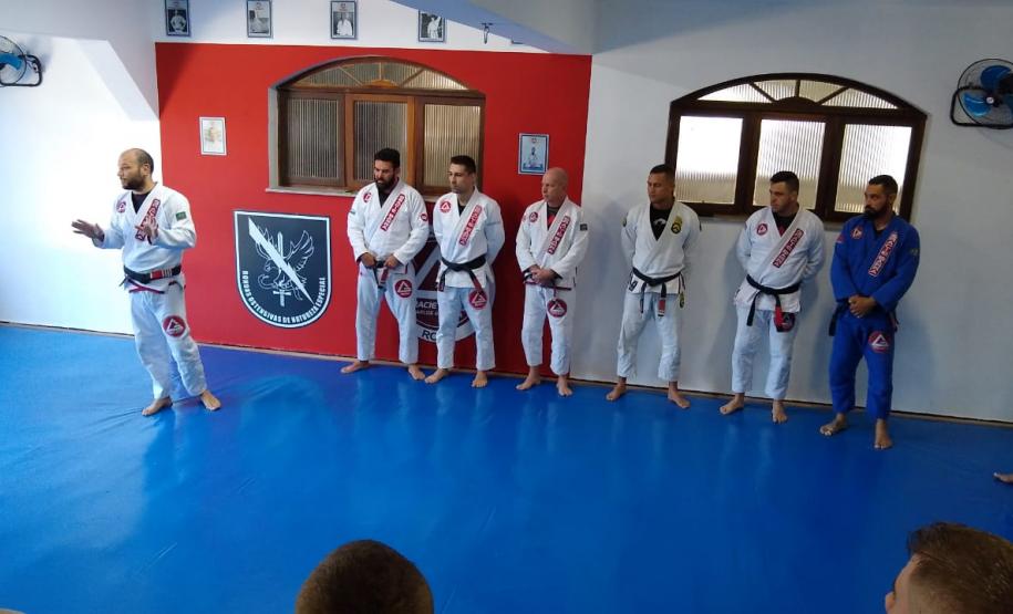 Rone inaugura tatame para estimular a prática de artes marciais em Curitiba (PR)