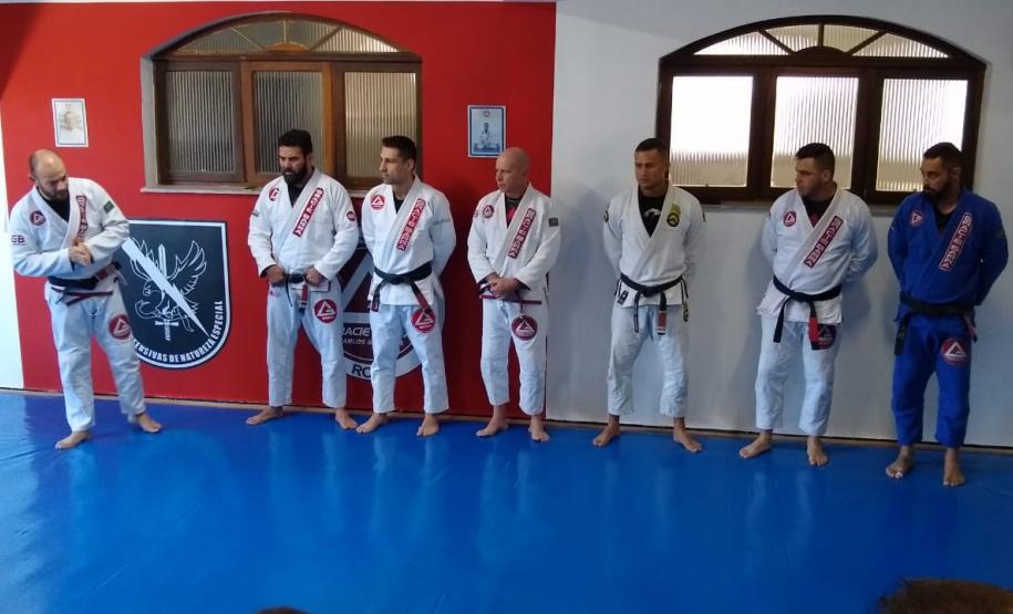 Rone inaugura tatame para estimular a prática de artes marciais em Curitiba (PR)