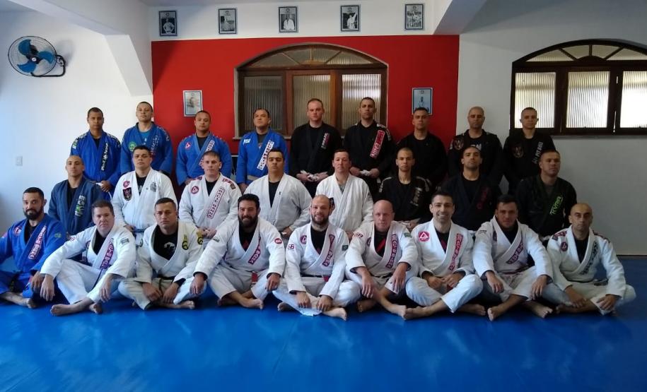 Rone inaugura tatame para estimular a prática de artes marciais em Curitiba (PR)