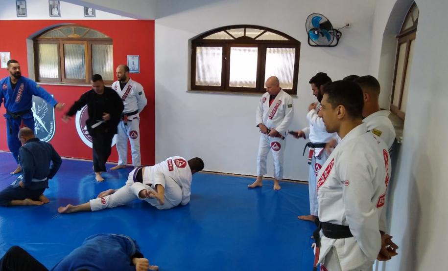 Rone inaugura tatame para estimular a prática de artes marciais em Curitiba (PR)