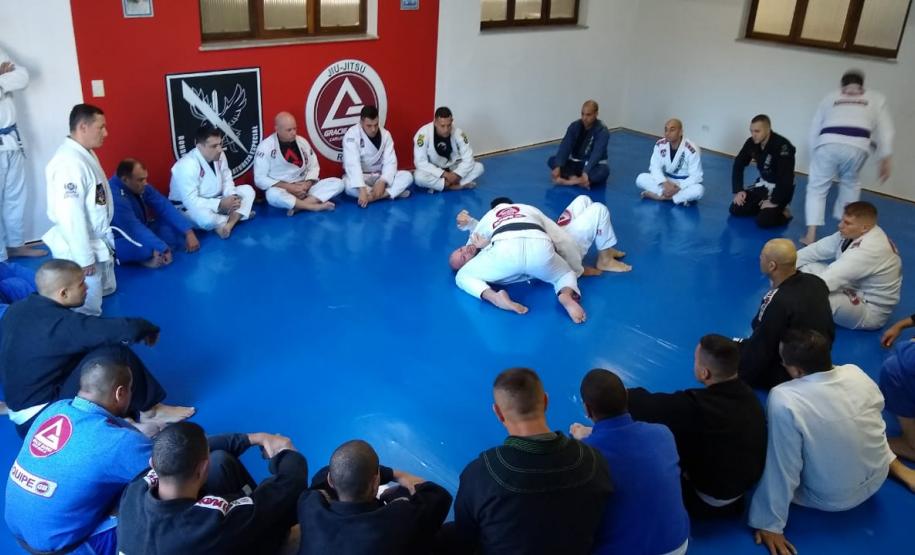 Rone inaugura tatame para estimular a prática de artes marciais em Curitiba (PR)