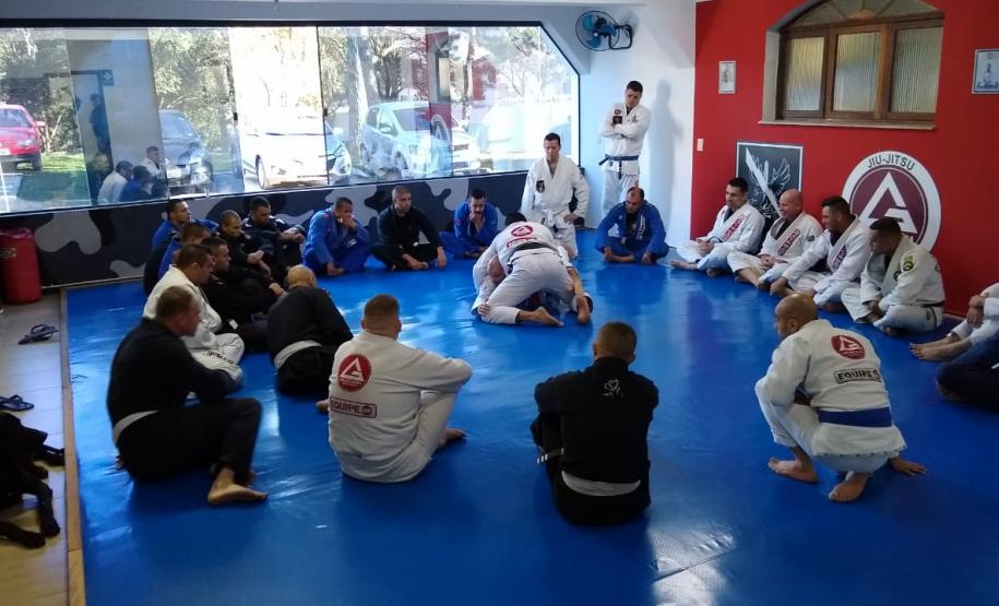 Rone inaugura tatame para estimular a prática de artes marciais em Curitiba (PR)