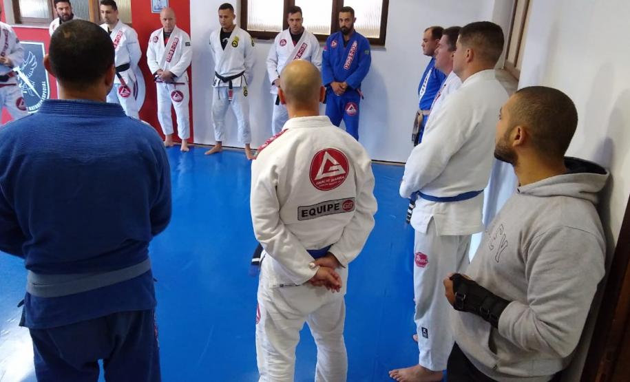 Rone inaugura tatame para estimular a prática de artes marciais em Curitiba (PR)