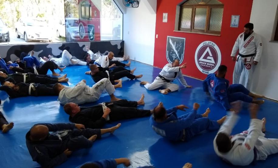 Rone inaugura tatame para estimular a prática de artes marciais em Curitiba (PR)