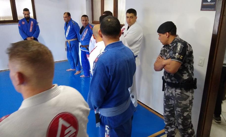 Rone inaugura tatame para estimular a prática de artes marciais em Curitiba (PR)
