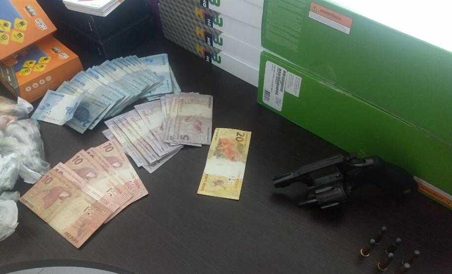 PM recupera celulares e eletrônicos roubados de loja em Fazenda Rio Grande; três são presos