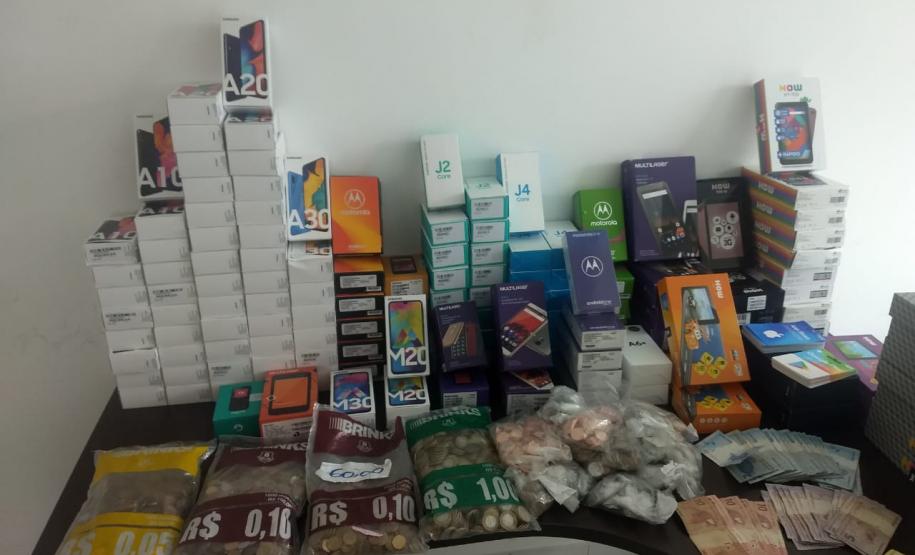 PM recupera celulares e eletrônicos roubados de loja em Fazenda Rio Grande; três são presos