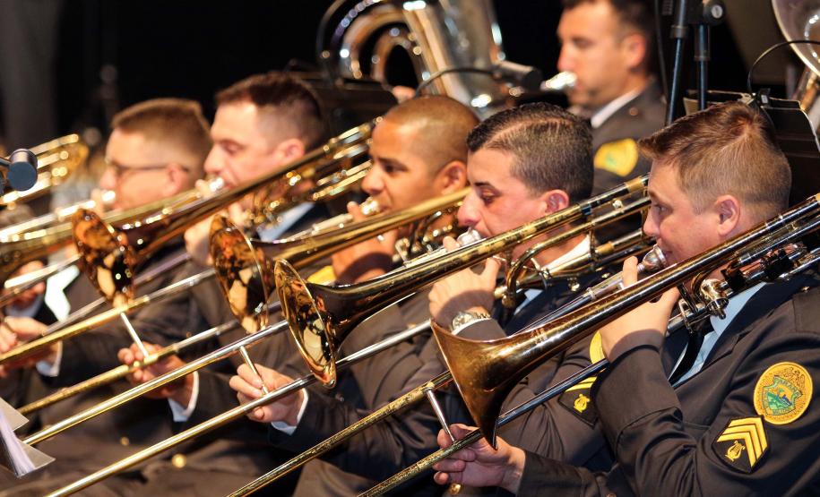 Segunda noite do Concerto da Banda de Música da PM surpreende público e é marcada por homenagens em Curitiba