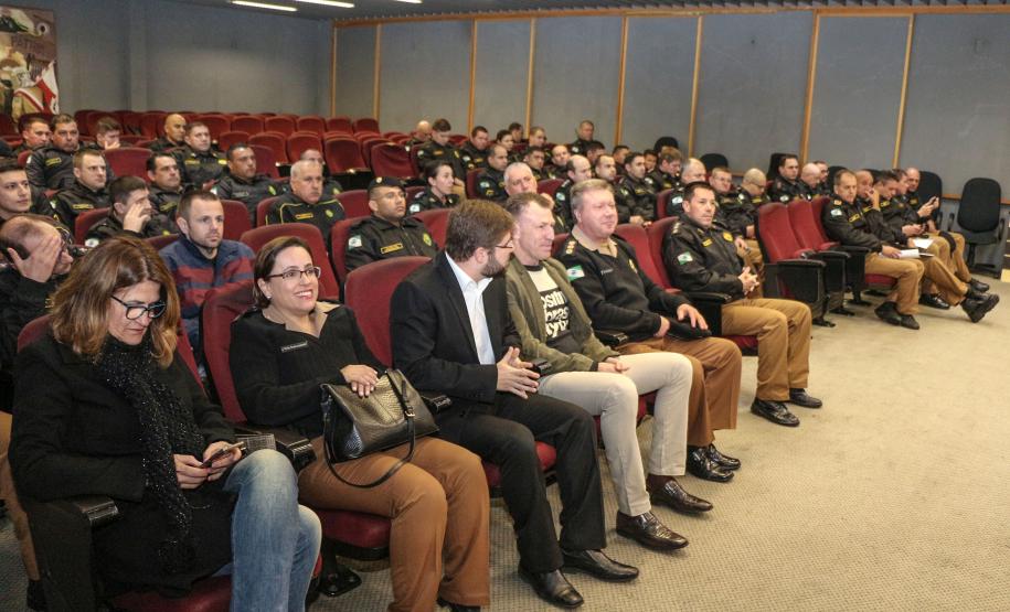 Palestra sobre pesquisa desenvolvida entre policiais militares debate formação da Corporação em Curitiba