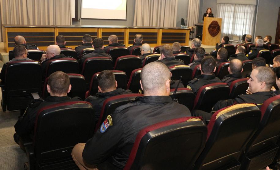 Palestra sobre pesquisa desenvolvida entre policiais militares debate formação da Corporação em Curitiba