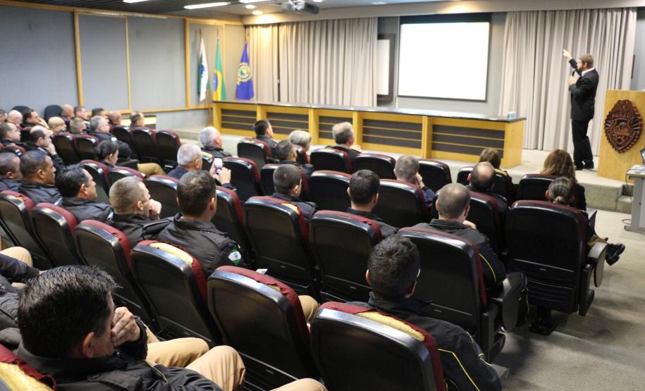 Palestra sobre pesquisa desenvolvida entre policiais militares debate formação da Corporação em Curitiba