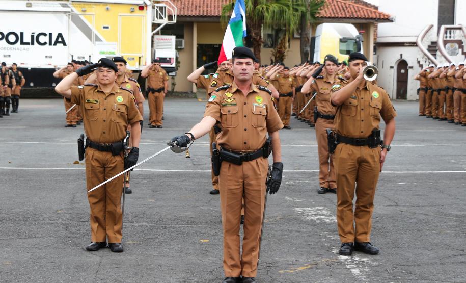 Polícia Militar homenageia praças promovidos com entrega de homenagem e certificados em Curitiba
