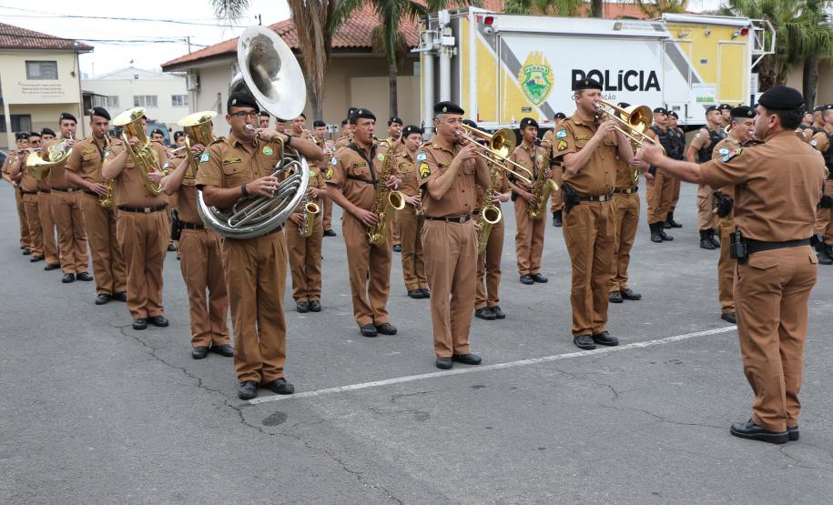 Polícia Militar homenageia praças promovidos com entrega de homenagem e certificados em Curitiba
