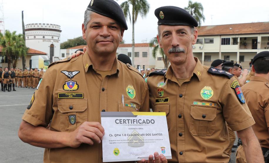 Polícia Militar homenageia praças promovidos com entrega de homenagem e certificados em Curitiba