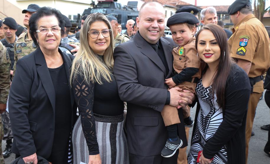 Polícia Militar homenageia praças promovidos com entrega de homenagem e certificados em Curitiba