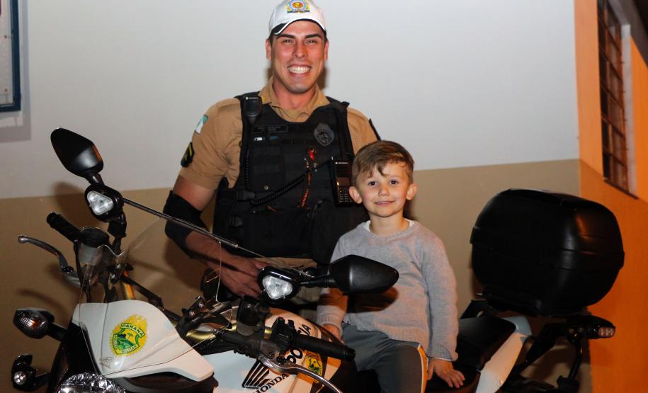 Policiais militares são abençoados durante Missa de Ação de Graças em comemoração aos 165 anos da PM