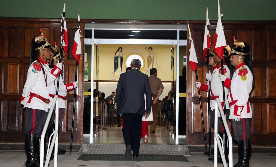 Policiais militares são abençoados durante Missa de Ação de Graças em comemoração aos 165 anos da PM