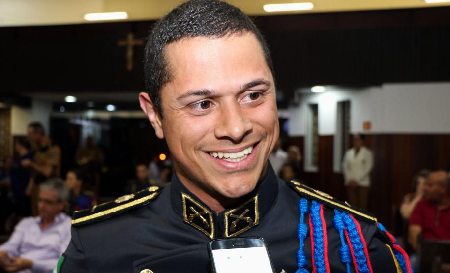 Policiais militares são abençoados durante Missa de Ação de Graças em comemoração aos 165 anos da PM