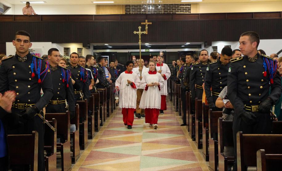 Policiais militares são abençoados durante Missa de Ação de Graças em comemoração aos 165 anos da PM