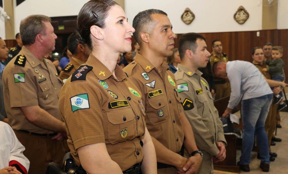 Policiais militares são abençoados durante Missa de Ação de Graças em comemoração aos 165 anos da PM