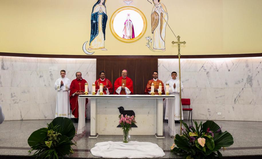 Policiais militares são abençoados durante Missa de Ação de Graças em comemoração aos 165 anos da PM