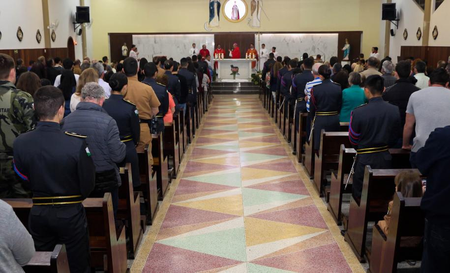 Policiais militares são abençoados durante Missa de Ação de Graças em comemoração aos 165 anos da PM