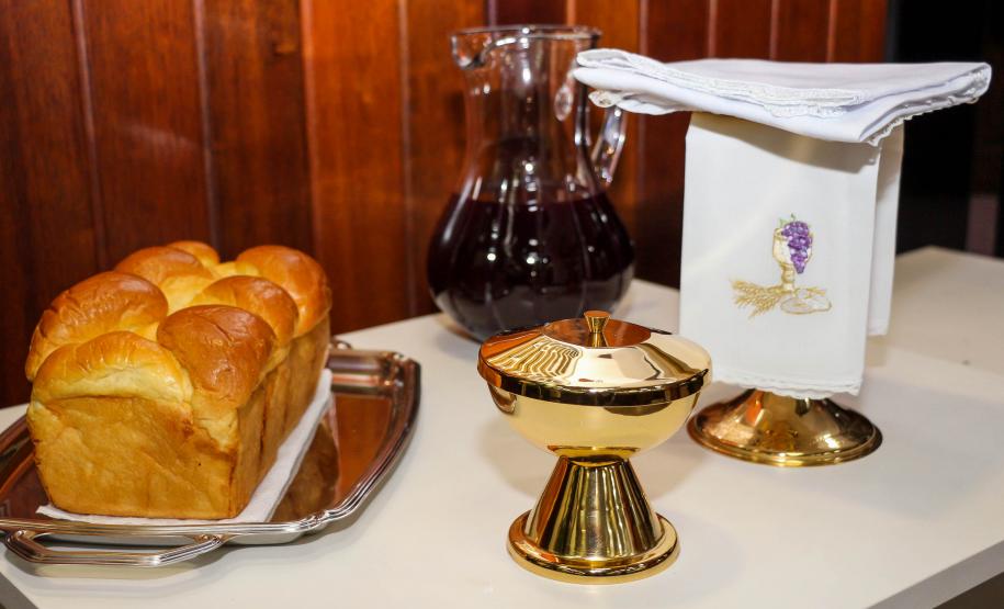 Policiais militares são abençoados durante Missa de Ação de Graças em comemoração aos 165 anos da PM