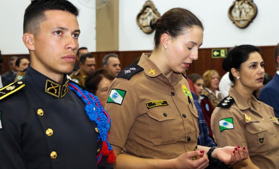 Policiais militares são abençoados durante Missa de Ação de Graças em comemoração aos 165 anos da PM