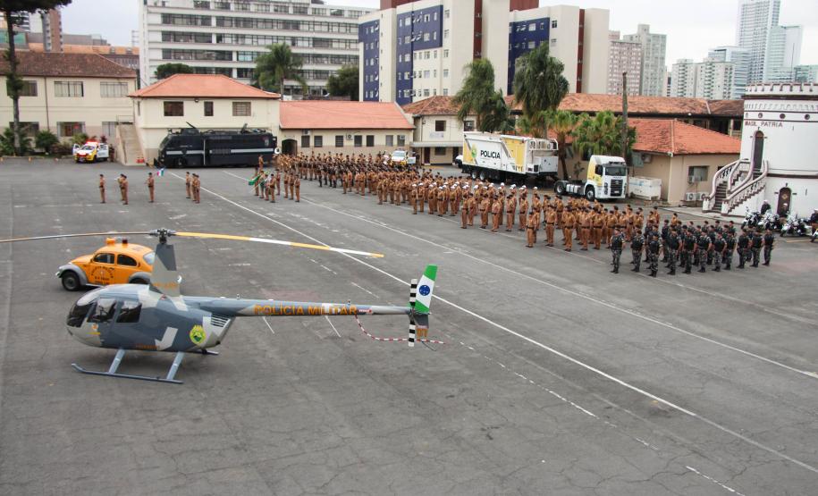 Polícia Militar homenageia praças promovidos com entrega de homenagem e certificados em Curitiba