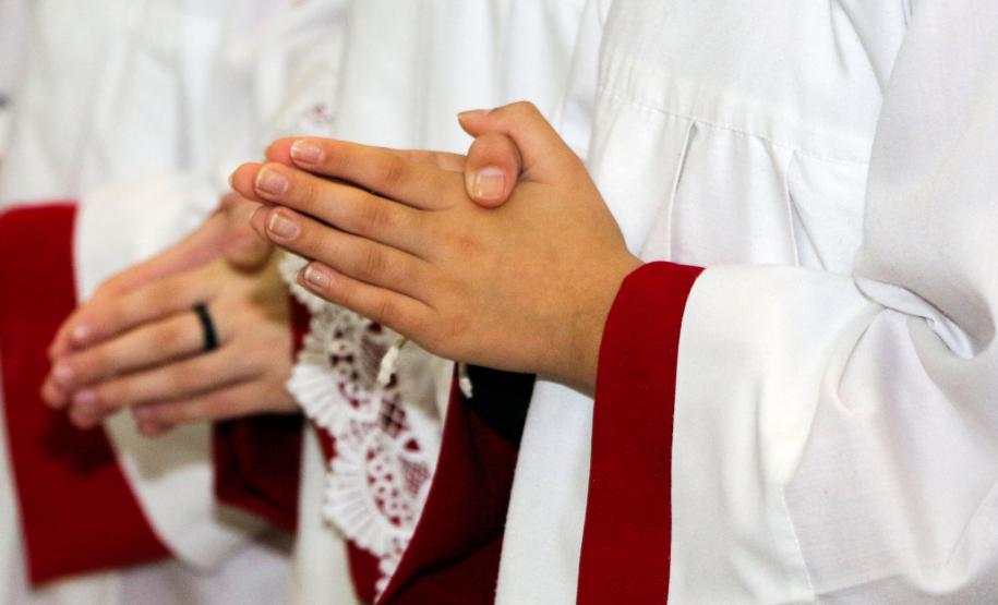 Policiais militares são abençoados durante Missa de Ação de Graças em comemoração aos 165 anos da PM