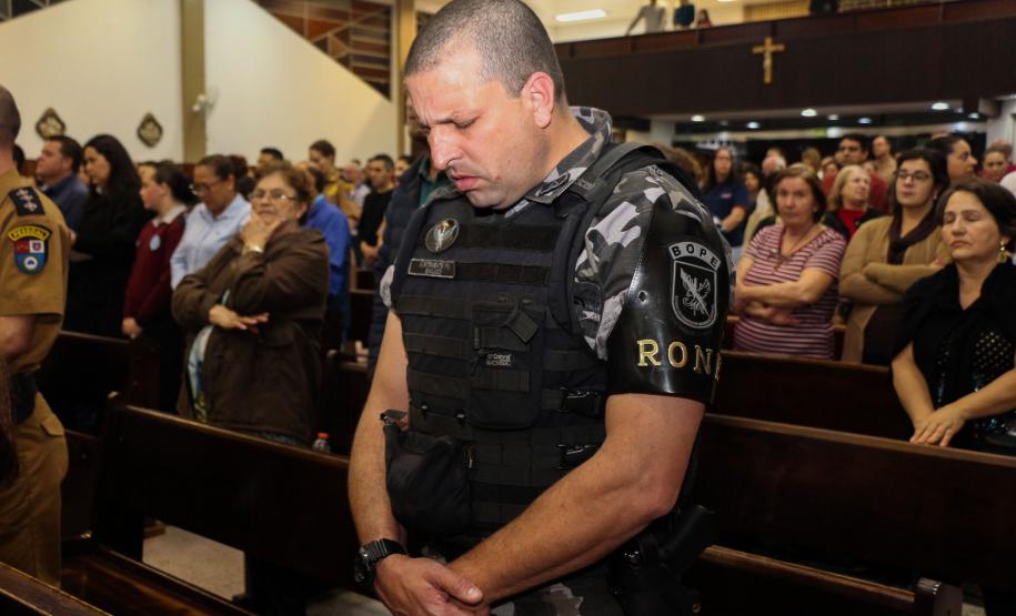 Policiais militares são abençoados durante Missa de Ação de Graças em comemoração aos 165 anos da PM