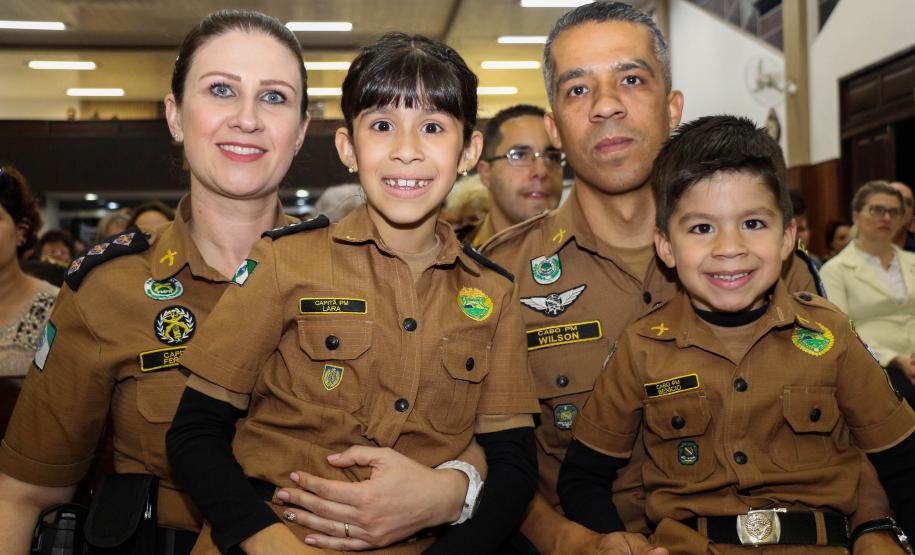 Policiais militares são abençoados durante Missa de Ação de Graças em comemoração aos 165 anos da PM