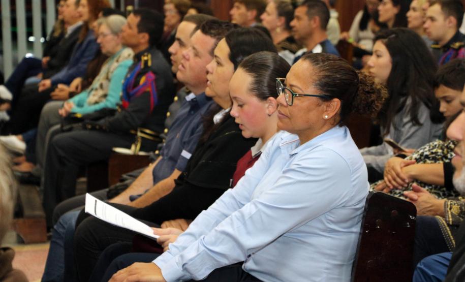 Policiais militares são abençoados durante Missa de Ação de Graças em comemoração aos 165 anos da PM
