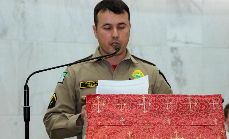 Policiais militares são abençoados durante Missa de Ação de Graças em comemoração aos 165 anos da PM