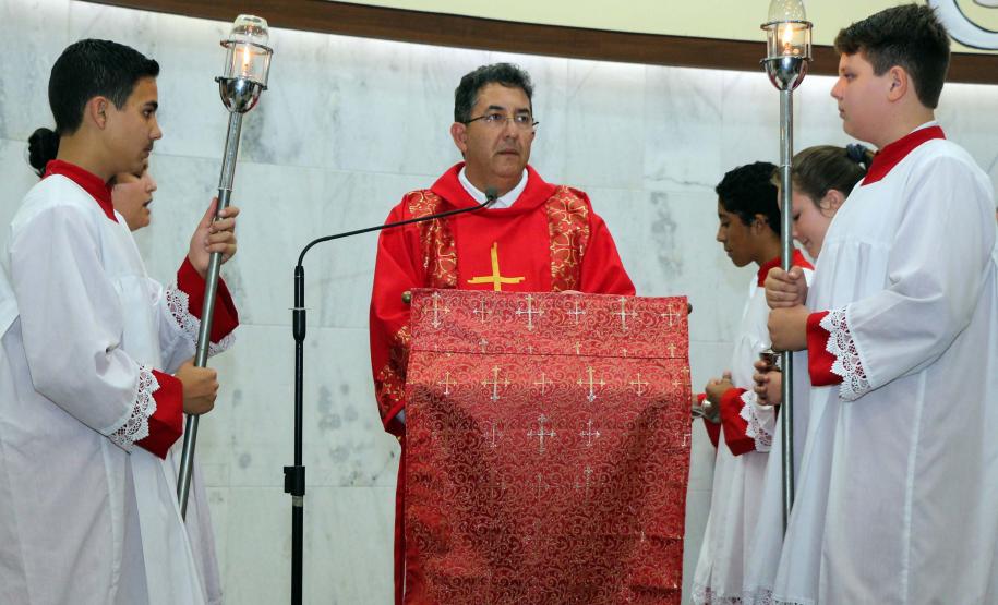 Policiais militares são abençoados durante Missa de Ação de Graças em comemoração aos 165 anos da PM