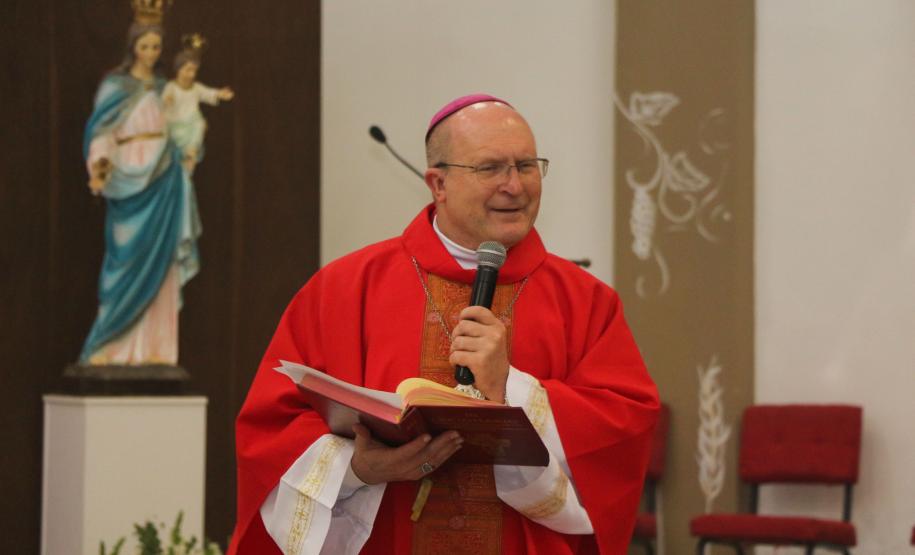 Policiais militares são abençoados durante Missa de Ação de Graças em comemoração aos 165 anos da PM