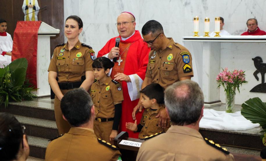 Policiais militares são abençoados durante Missa de Ação de Graças em comemoração aos 165 anos da PM