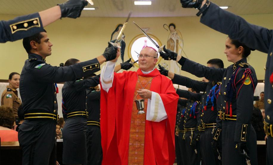 Policiais militares são abençoados durante Missa de Ação de Graças em comemoração aos 165 anos da PM