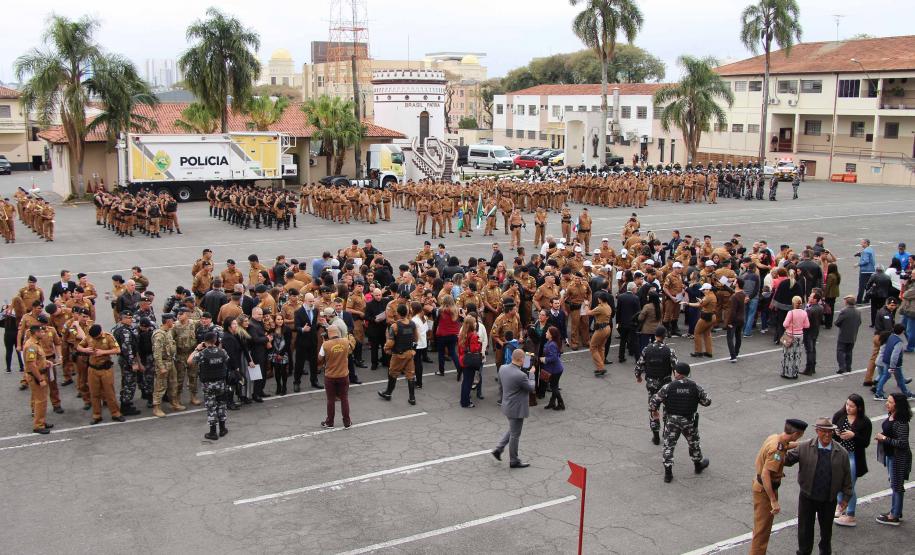 Polícia Militar homenageia praças promovidos com entrega de homenagem e certificados em Curitiba