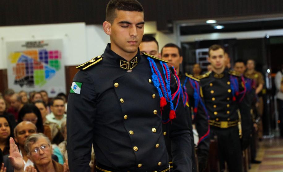 Policiais militares são abençoados durante Missa de Ação de Graças em comemoração aos 165 anos da PM