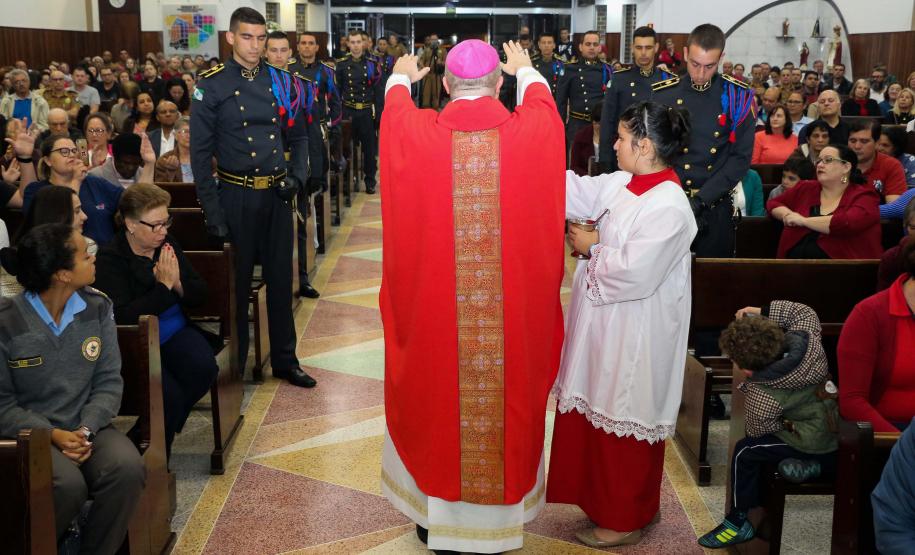 Policiais militares são abençoados durante Missa de Ação de Graças em comemoração aos 165 anos da PM