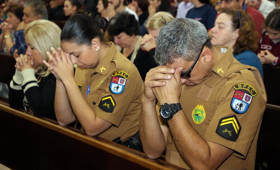 Policiais militares são abençoados durante Missa de Ação de Graças em comemoração aos 165 anos da PM