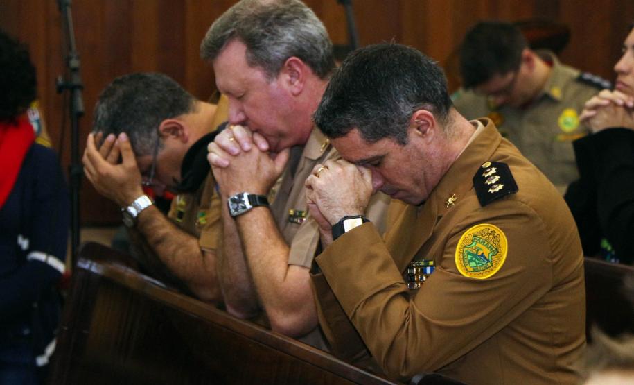 Policiais militares são abençoados durante Missa de Ação de Graças em comemoração aos 165 anos da PM